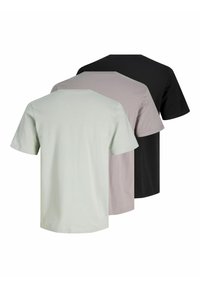 Drie t-shirts met korte mouwen: lichtgroen, lichtgrijs en zwart; ronde hals; gladde katoen stof; recht gesneden ontwerp.