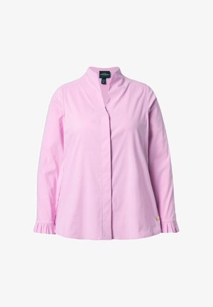 Blusa rosa chiaro a maniche lunghe con polsini arricciati, collo alla coreana e patta frontale nascosta, mostrata su sfondo bianco.