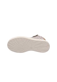 Kinderschuhsohle mit erhabenen Stern- und Strahlenmustern, "superfit"-Logo und sichtbarer Größenangabe 28 auf der strukturierten Gummisohle.