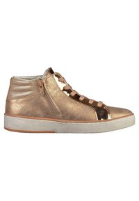 Sneaker alta metallic rose gold con finitura testurizzata, accenti in pelle verniciata a contrasto, lacci rosa e suola in gomma grigia.