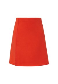 Minifalda de algodón rojo con una textura suave, corte recto y detalles en las costuras laterales. Presenta un dobladillo limpio y un diseño minimalista.