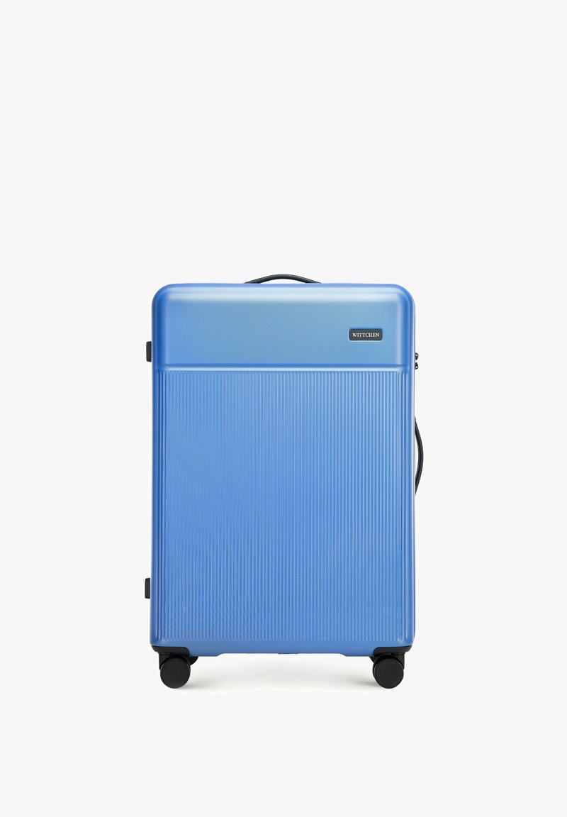 Blauer Hartschalenkoffer mit gerippter Oberfläche, stabilen schwarzen Rollen und einem Oberhandgriff. Verfügt über ein Logoetikett an der Seite.