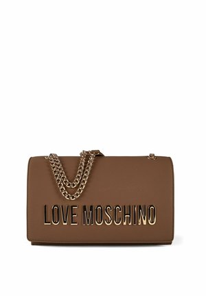 Borsa Love Moschino marrone con tracolla a catena dorata e grandi lettere dorate con il nome del marchio sulla patta anteriore.
