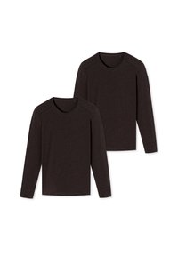 Zwei langärmelige T-Shirts in Dunkelbraun, aus weichem Stoff, mit Rundhalsausschnitten und detaillierten Schulternähten.
