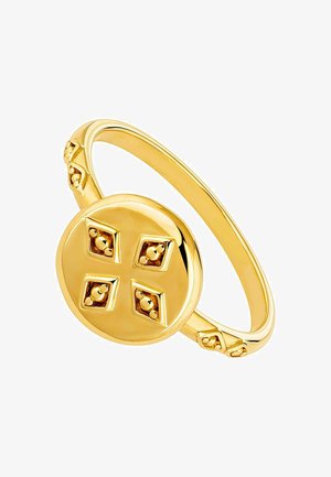 Anillo de oro con una banda circular, que cuenta con una parte superior redonda plana con cuatro acentos en forma de diamante y tres pequeños detalles esféricos.