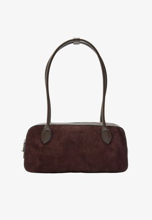 Brązowa zamszowa torebka z gładkimi skórzanymi akcentami, wydłużonym prostokątnym kształtem, dwoma zakrzywionymi uchwytami i zamkiem błyskawicznym. Brak widocznych wzorów.