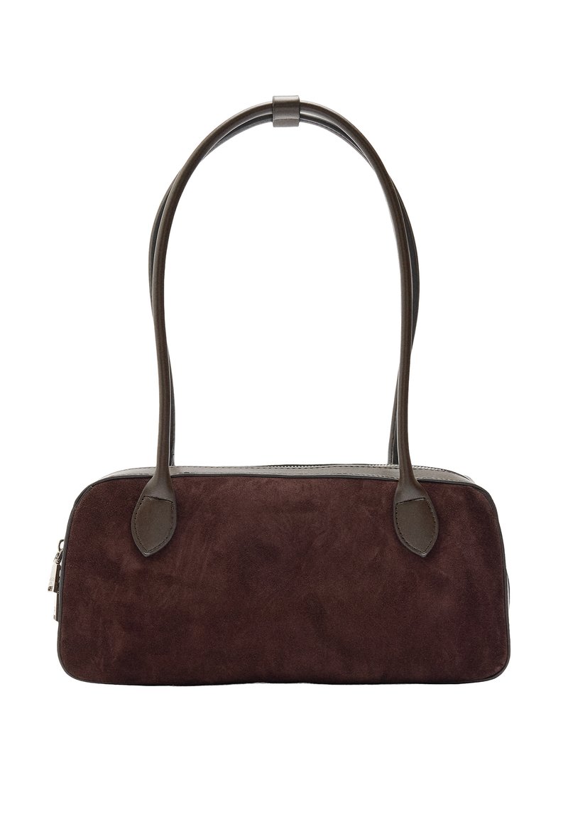 Brązowa zamszowa torebka z gładkimi skórzanymi akcentami, wydłużonym prostokątnym kształtem, dwoma zakrzywionymi uchwytami i zamkiem błyskawicznym. Brak widocznych wzorów.