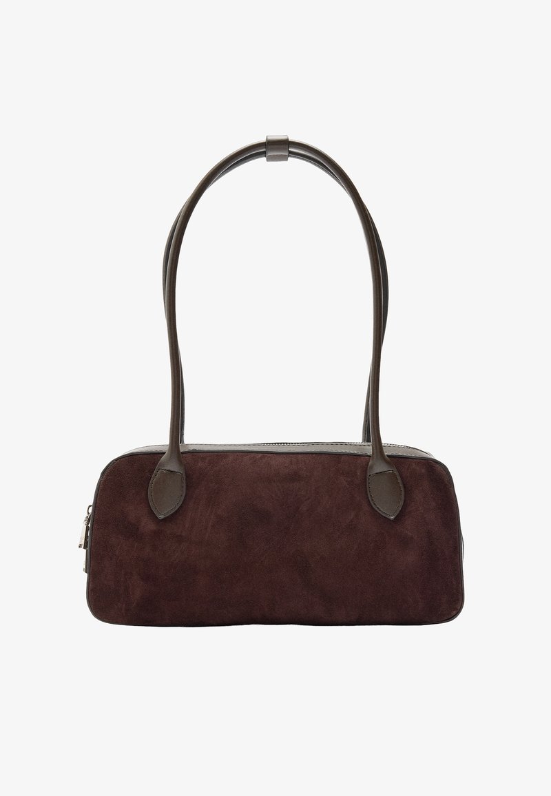 Brązowa zamszowa torebka z gładkimi skórzanymi akcentami, wydłużonym prostokątnym kształtem, dwoma zakrzywionymi uchwytami i zamkiem błyskawicznym. Brak widocznych wzorów.
