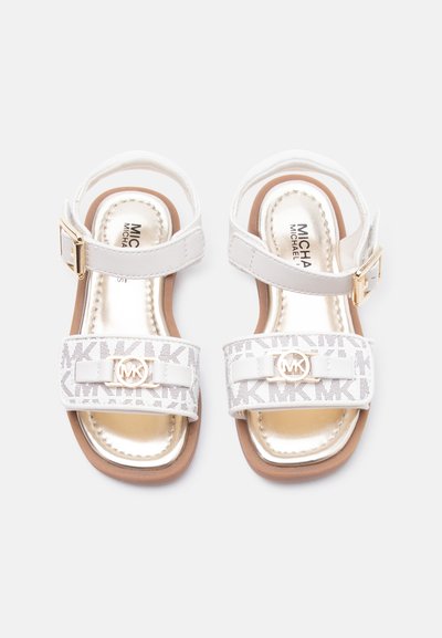 Παιδικά σανδάλια από λευκό δέρμα με ρυθμιζόμενους ιμάντες αστραγάλου, μπροστινές λουρίδες με σχέδιο και διακοσμητικά στοιχεία με το χρυσό λογότυπο Michael Kors.