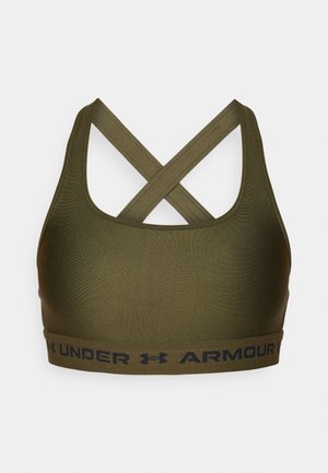 Maslinasto zelena sportska grudnjak s teksturiranim završetkom, s širokim strapovima u obliku križa i tamnoplavim "UNDER ARMOUR" logotipom na traci.