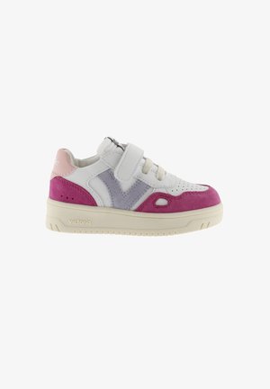 Sneaker bianca con accenti in suede rosa e grigio, punta perforata, chiusura con strap in Velcro e suola in gomma con motivo di grip testurizzato.