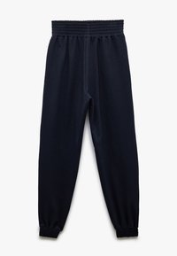 Helleblaues Sweatpants mit elastischem Bund, schmal zulaufenden Säumen und weichem, strukturiertem Stoff. Schlicht, ohne Muster oder sichtbare Beschläge.