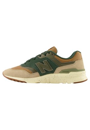 Casual Sneaker in Grün, Braun und Beige mit Wildleder- und Mesh-Einsätzen, einer gesprenkelten cremefarbenen Sohle und seitlichem "N"-Logo.