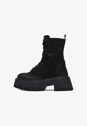 INSULATED - Platvormtallaga poolsaapad - black