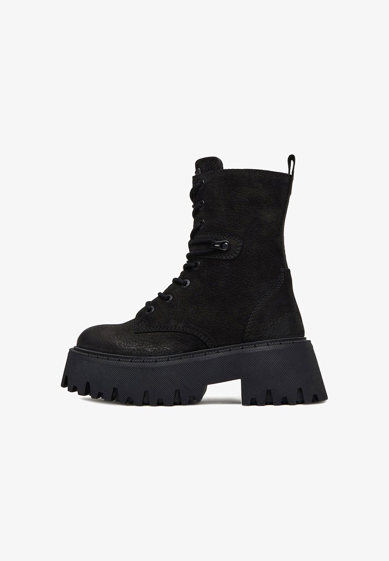 Černé kotníkové boty vyrobené z texturované faux kůže. Mají silnou podešev s drážkami, šněrovací design a poutko na patě pro snadné obouvání.