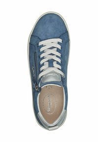 Baskets décontractées bleues avec lacets blancs, accents argentés, fermeture éclair latérale, semelle intérieure rembourrée et semelle blanche, vues de dessus.