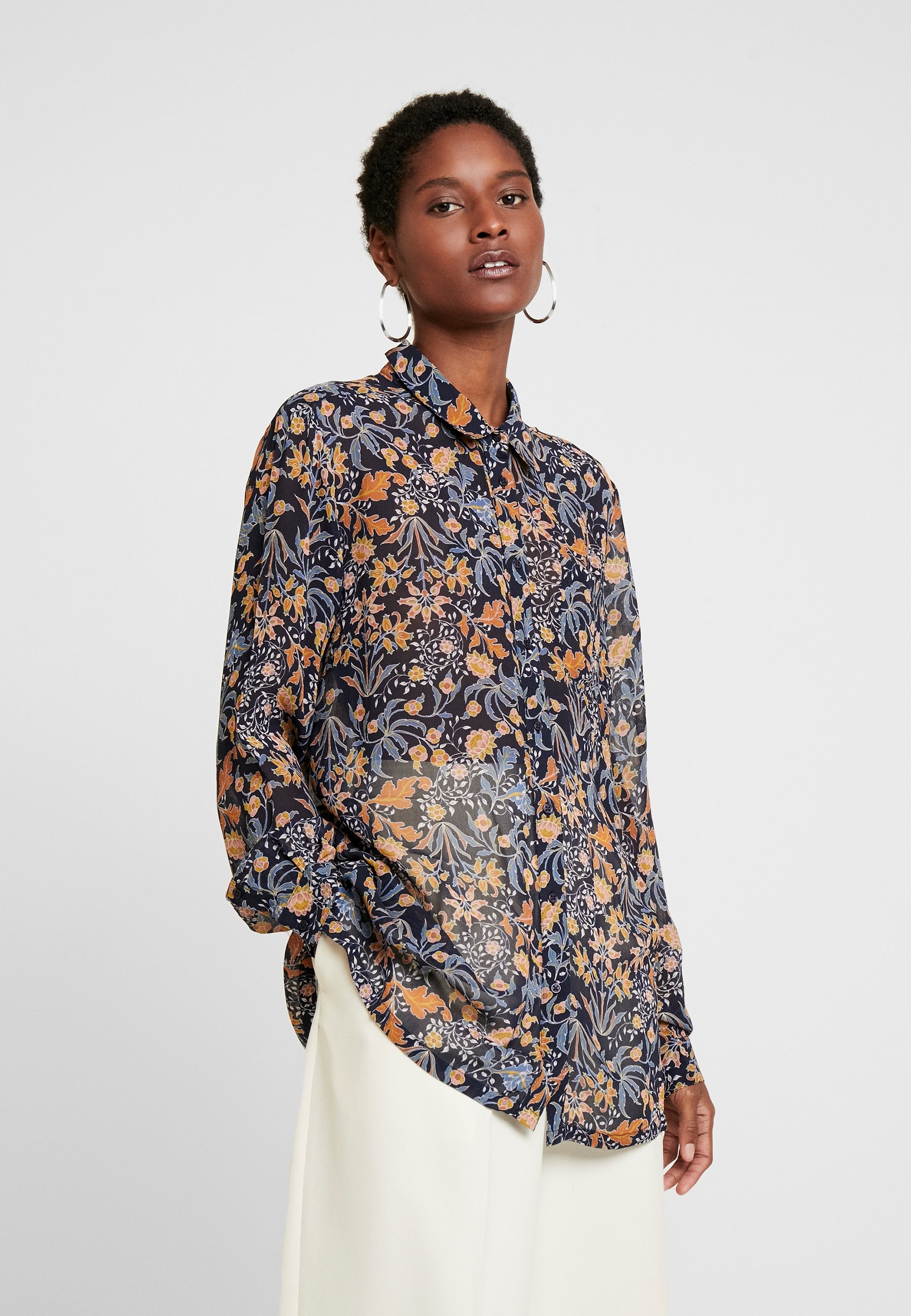 Part Two ABIA Skjorte dark navy Zalando.no Part Two TALA Skjorte berry flowerdark blue. Zalando.no