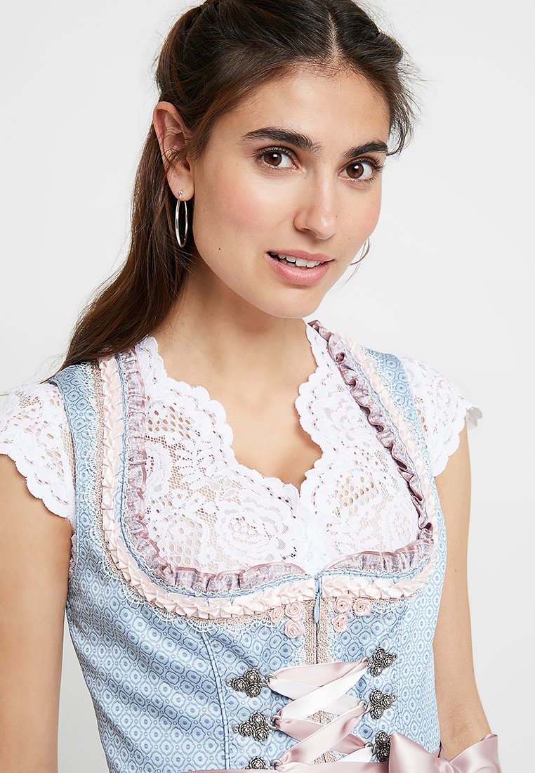 Купальникте дірілдеген кеуделер