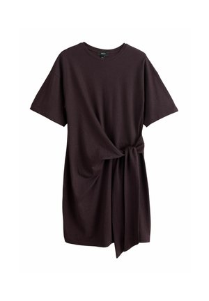 Ciemnobrązowa sukienka z krótkim rękawem, okrągłym dekoltem i detalem w postaci supełka z materiału wiązanego w talii na białym tle.