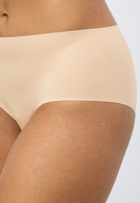 Γαλάζια άνετα μποξεράκια χωρί ς ραφές με λεία υφή και μαλακή μέση που φέρει το λευκό λογότυπο "TOMMY HILFIGER" τυπωμένο.