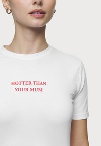 Pegador REYNA TEE - Potiskana majica - white