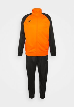 Træningsdragt med en orange zip-up jakke og sorte ærmer samt matchende sorte bukser. Lavet af glat materiale med logo detaljer.
