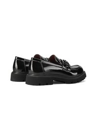 Scarpe in pelle sintetica nera con finitura lucida, suole in gomma spesse, hardware decorativo sulla parte anteriore e design della punta arrotondata.