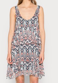 Lettningskjole med rund udskæring, farverigt geometrisk mønster i pink, blå og marineblå, med lagdelte peplum-detaljer.