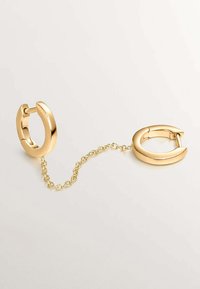 Pendientes de aro en tono dorado conectados por una delicada cadena, que presentan un acabado suave y pulido con bordes redondeados y un diseño minimalista.