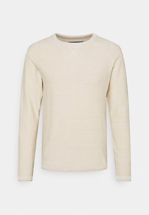 Maglione beige a maniche lunghe con scollo rotondo, cuciture raglan e texture sottile, mostrato su uno sfondo bianco uniforme.