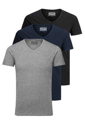Drei V-Ausschnitt-T-Shirts in Grau, Marineblau und Schwarz. Aus Baumwolle gefertigt, mit kurzen Ärmeln und einem Etikett mit "JACK & JONES" im Kragen.