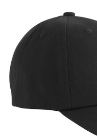 Juoda beisbolo kepuraitė su lygiu audinio tekstūra, apvalia karūnėle, siūlėmis ir viršuje esančiu mygtuku.