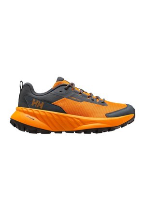Zapatilla deportiva naranja y gris oscuro con suela negra, cuello acolchado, cierre de cordones en la parte delantera y marca en el lateral y talón.