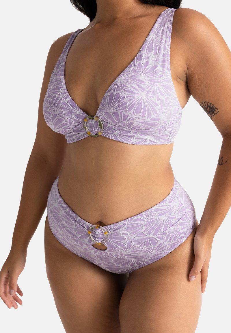 Violetų gėlių raštas bikini su giliu iškirpimu ir plačiais dirželiais, papuoštas dekoratyviniais apvaliais aksesuarais centrinėje dalyje ir liemens juostoje.