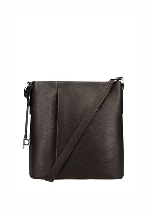 Borsa a tracolla in pelle marrone scuro con texture, tracolla regolabile e piccolo charm metallico appeso di lato.