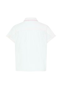 Chemise blanche à manches courtes avec coupe droite et détail de surpiqûres rouges le long du col arrière, vue de dos sur fond blanc.