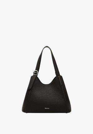 Bolso de mano de cuero negro con un acabado texturizado, silueta curva, dos asas cortas y un acento circular plateado en una de las asas.