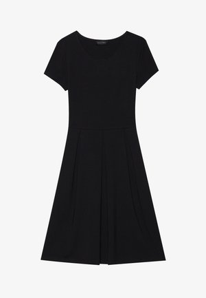 Vestido preto de mangas curtas em um tecido liso e canelado. Apresenta um decote redondo e uma saia plissada para uma silhueta descontraída.