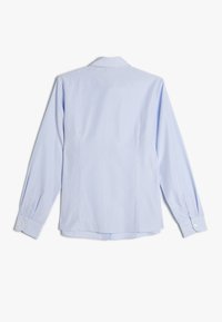 Camisa de manga larga en azul claro con rayas verticales blancas, que presenta un cuello y puños abotonados. Fabricada con una tela suave y transpirable.