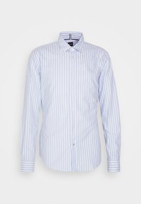 Chemise blanche à manches longues avec des rayures verticales bleu clair et un col pointu, présentée sur un fond blanc uni.