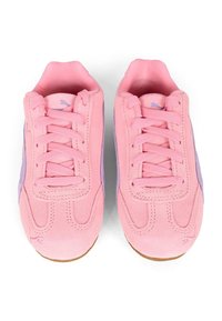 Sneakers in suede rosa con accenti lavanda, lacci piatti e suola in gomma. Presentano un design cucito e un logo sul lato.