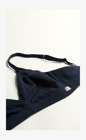 Navy blauwe bikini bovenstuk gemaakt van zacht materiaal, met een driehoekig ontwerp, verstelbare banden en een klein zilveren logo label.