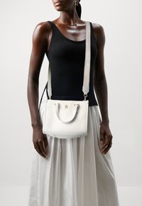 Tommy Hilfiger MONOTYPE MINI TOTE - Håndveske - ecru