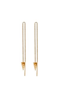 Boucles d'oreilles dorées mettant en valeur un design triangulaire avec une barre allongée et élégante. Maillons de chaîne texturés et un subtil détail de tampon.