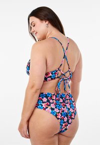 Bloemige bikini met zwarte achtergrond, met roze en blauwe bloemen. Verstelbare crisscross-schouderbanden en hoog aangepaste onderkant. Soepel stoftextuur.