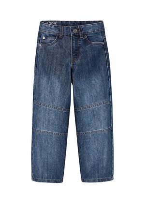 Locker sitzende blaue Denim-Jeans mit sichtbaren Nähten über den Knien und traditionellem Fünf-Taschen-Design auf weißem Hintergrund.