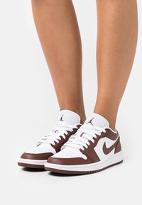Jordan AIR JORDAN 1 - Sapatilhas - white/bronze eclipse