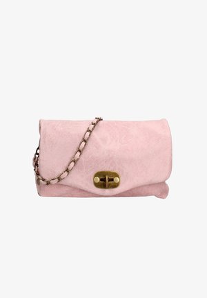 Rosa Wildleder-Clutch mit umschlagbarem Design, goldfarbener Hardware und Metallkette. Hat einen Druckknopfverschluss und eine glatte Textur.
