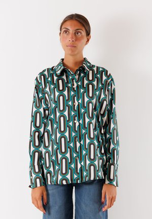 Camicia button-up caratterizzata da un motivo geometrico di forme interconnesse in nero, teal e bianco con finitura lucida e colletto classico.