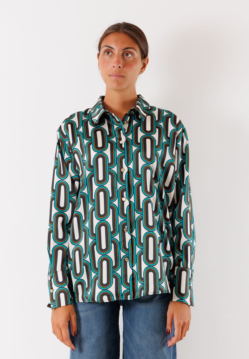 Camicia button-up caratterizzata da un motivo geometrico di forme interconnesse in nero, teal e bianco con finitura lucida e colletto classico.